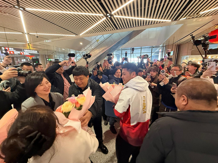 九游会官网-速滑冠军宁忠岩载誉返乡，家乡民众热情接机|速度滑冰|冬奥会|米兰冬奥会|AC米兰|黑龙江_新浪体育_新浪新闻